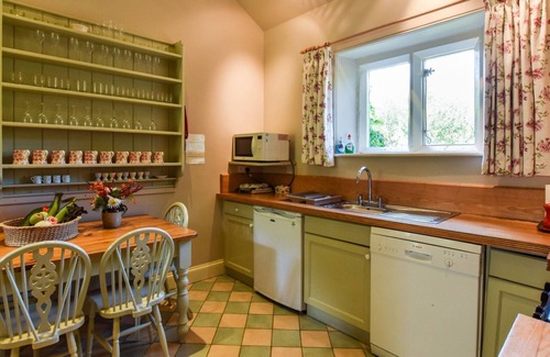 Inchbrook House | Guest Rated: Bellhouse - Ideal for Families with Pets
