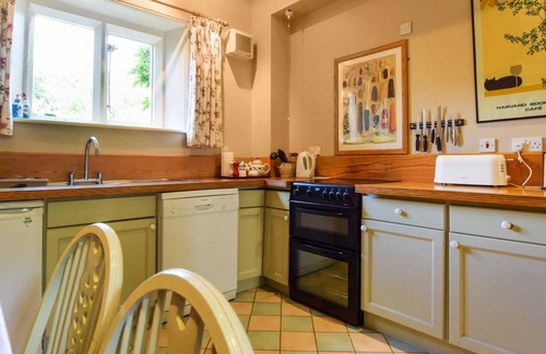 Inchbrook House | Guest Rated: Bellhouse - Ideal for Families with Pets