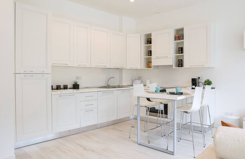 Como City Centre Apartment | Bellini Suite: Guest Rated 10/10 with Kitchen & Breakfast