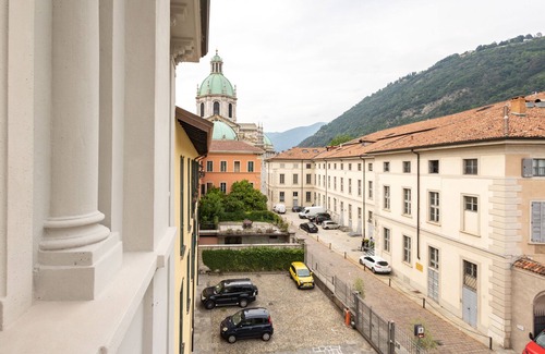 Como City Centre Apartment | Bellini Suite: Guest Rated 10/10 with Kitchen & Breakfast