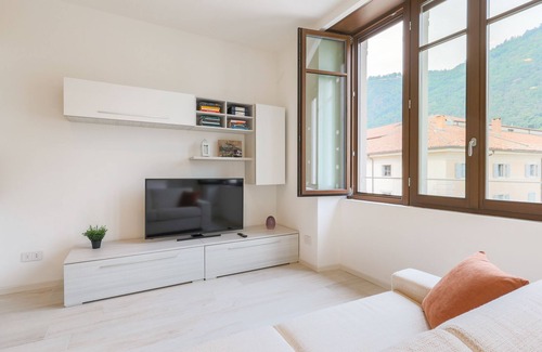 Como City Centre Apartment | Bellini Suite: Guest Rated 10/10 with Kitchen & Breakfast