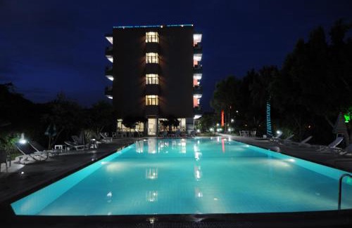 Side Hotel | Bellissima Hotel: Oceanfront Escape with Pool & Spa