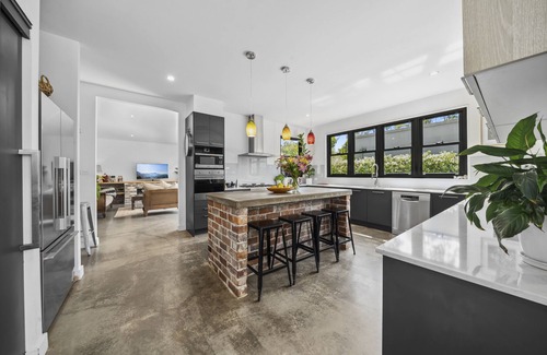 Wentworth Falls House | Exquisite Bellmohr House on the Lake with Spa & Pool