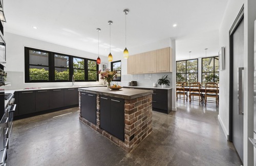 Wentworth Falls House | Exquisite Bellmohr House on the Lake with Spa & Pool