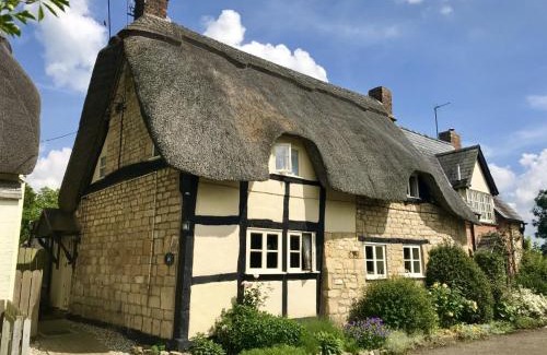 Alderton House | Bells Cottage: Guest Rated 9.8, Pet & Child Friendly Retreat