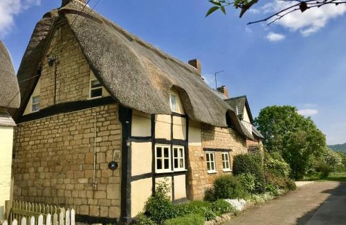 Alderton House | Bells Cottage: Guest Rated 9.8, Pet & Child Friendly Retreat