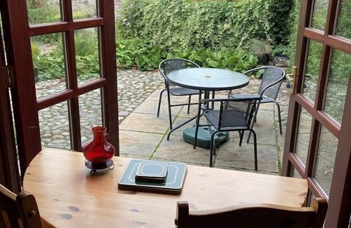 Dumfries Cottage | Belmont Cottage: Cozy Retreat with Kitchen & Breakfast