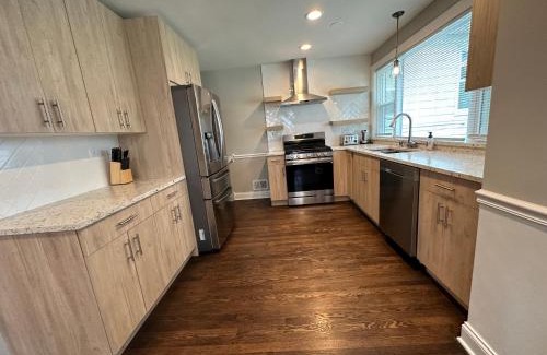 Dunning House | Belmont Heights Oasis: Family-Friendly Retreat with Amenities