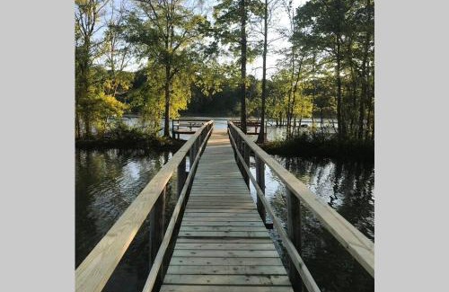 Harbor House House | Belmont NC Riverfront 2-Bedroom Suite for Family Getaways