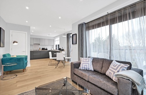 Belmont Apartment | Stylish 1 Bedroom Apartment with Parking in Stanmore