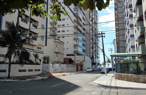 Vila Assuncao Apartment | Cozy Apartment Steps from the Beach with Free Wi-Fi