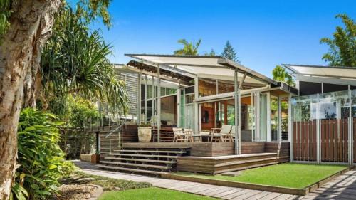 Byron Bay House | Belongil Sails: Pet-Friendly Retreat with Perfect 10 Rating