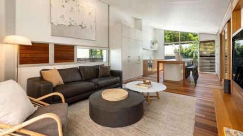Byron Bay House | Belongil Sails: Pet-Friendly Retreat with Perfect 10 Rating