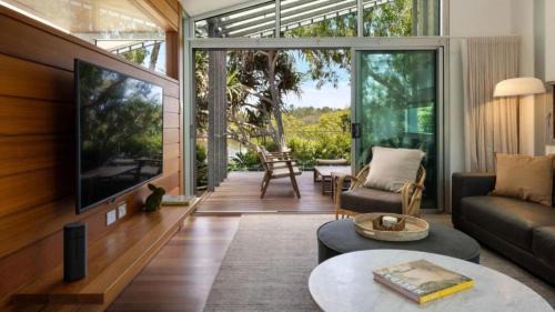Byron Bay House | Belongil Sails: Pet-Friendly Retreat with Perfect 10 Rating