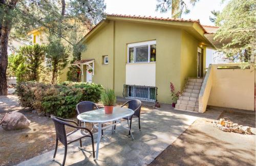 Skala Rachoniou Villa | Top-Rated Beluga House: Oceanfront & Pet-Friendly Retreat