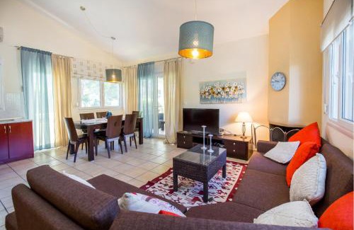 Skala Rachoniou Villa | Top-Rated Beluga House: Oceanfront & Pet-Friendly Retreat