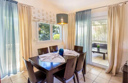 Skala Rachoniou Villa | Top-Rated Beluga House: Oceanfront & Pet-Friendly Retreat