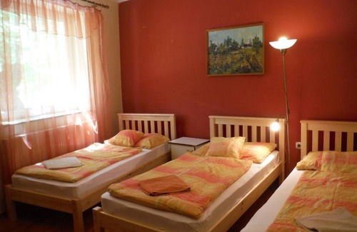 Oroshaza House | Explore Belvárosi Vendégház: Family-Friendly with Kitchen