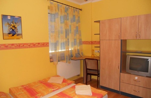 Oroshaza House | Explore Belvárosi Vendégház: Family-Friendly with Kitchen