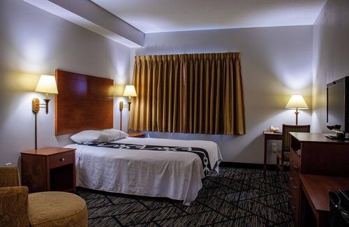 Sigourney Hotel | Discover Belva Deer Inn: Rated 9/10 with Family Amenities