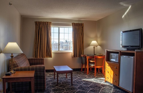 Sigourney Hotel | Discover Belva Deer Inn: Rated 9/10 with Family Amenities