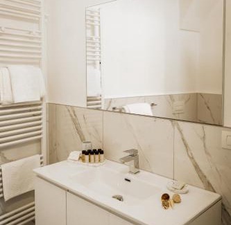 Ghiffa Apartment | Belvedere 237A: Lakeview Apartment with Oceanfront Charm