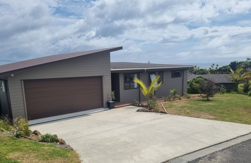Cable Bay House | Belvedere: Breathtaking Oceanfront Views Await You