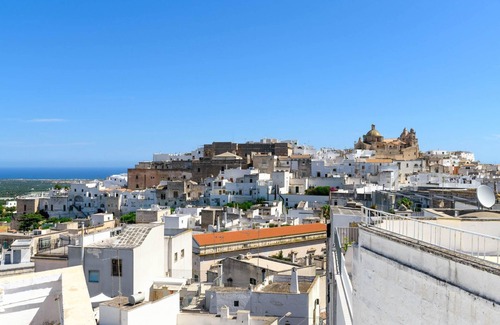 Ostuni Historic Centre Apartment | Discover Belvedere Collemare: Family-Friendly with Breakfast
