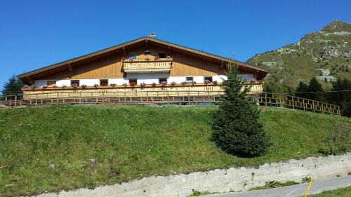 Monno Hotel | Pet-Friendly Belvedere Mountain Experience with Ocean Views