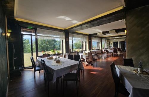 Moieciu Hotel | Relax at Belvedere Resort Moieciu with Pool & Hot Tub