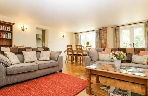 Sturminster Newton House | Discover Belview Cottage: 4-Star Retreat with Child-Friendly Amenities