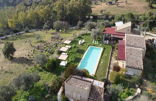 Caltagirone House | Relax at Belvilla by OYO Riserva del Noce with Pool & Breakfast