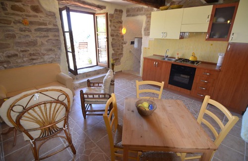 Monterosso Cottage | Pet-Friendly Getaway at Belvilla by OYO Sole e Luna