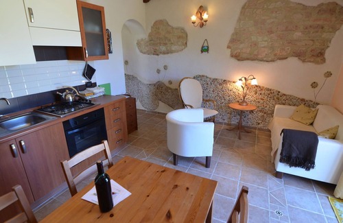 Monterosso Cottage | Inviting Stay at Belvilla by OYO Terra with Family Amenities