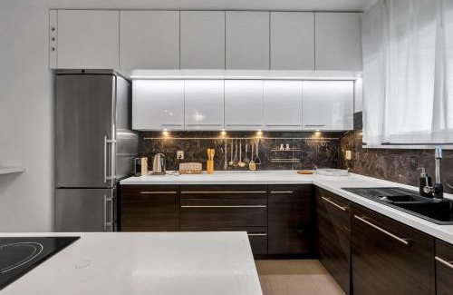 Gorce Apartment | Bemowo Business Apt: Family-Friendly with Nearby Metro Access