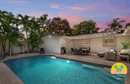 Ojus Apartment | Villa Blanca: 5 Bedrooms, Heated Pool & BBQ Retreat