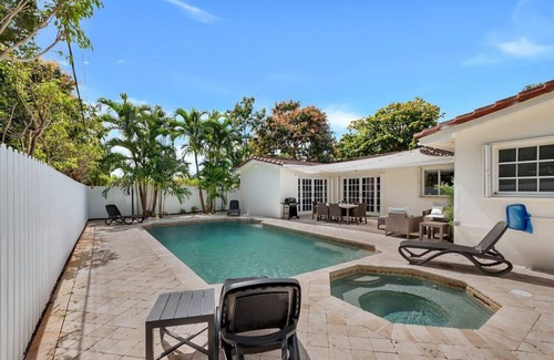 Ojus Apartment | Villa Blanca: 5 Bedrooms, Heated Pool & BBQ Retreat