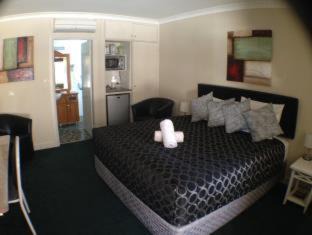 Bathurst Hotel | Comfortable Getaway at Ben Chifley Motor Inn with Pool