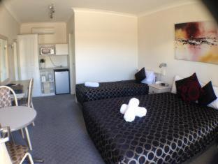 Bathurst Hotel | Comfortable Getaway at Ben Chifley Motor Inn with Pool