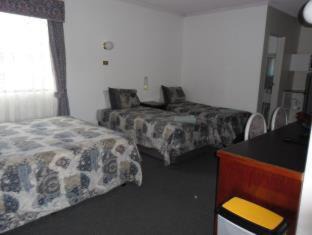 Bathurst Hotel | Comfortable Getaway at Ben Chifley Motor Inn with Pool