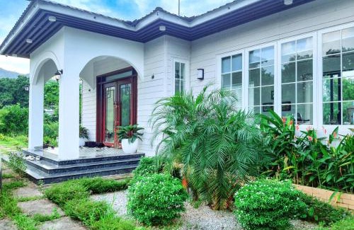 Luong Son Villa | Experience Oceanfront Bliss at Ben's House in Lương Sơn