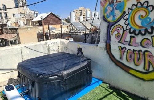 Jerusalem City Centre Bed & Breakfast | Ben Yehuda Penthouse: Family Haven with Private Hot Tub