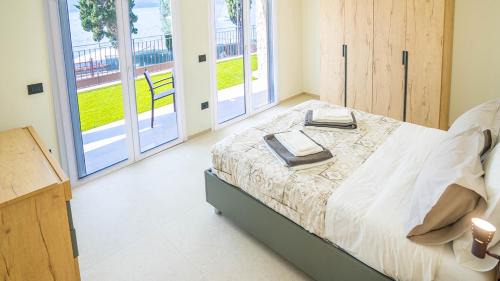 Torri del Benaco Apartment | Discover Benaco See: Oceanfront Retreat with Pool & Hot Tub