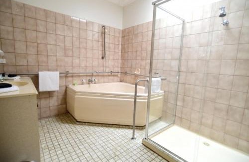 Benalla Apartment | Stay at Benalla Apartments: 4-Star Comfort with Hot Tub