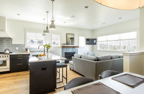 Bend House | Unforgettable Summer Bend: Heated Pool & Concert Shuttle