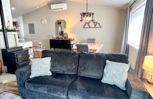 Mountain View House | Experience Bend: Mountain Views, Hot Tub & Game Room