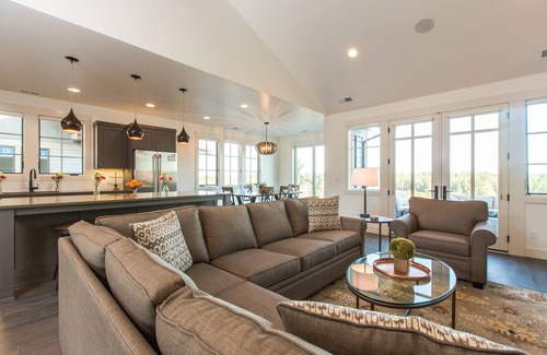 Bend House | Discover Bend's Best: Resort Pool, Hot Tub & Pet-Friendly Stay
