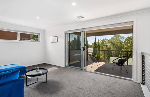 Ironbark House | Bendigo Signature Accommodation on Honeysuckle