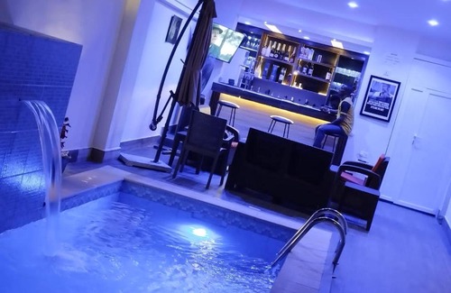 Uyo Apartment | Explore Bengys Suites: Family-Friendly with Pool Access