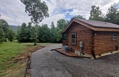Whiteside Cabin | Pet Friendly Bennett Lake Tiny Cabin with Scenic Views